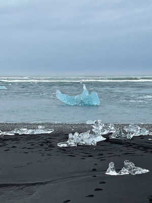 Ein Eisschiff tritt den Weg ins offene Meer an