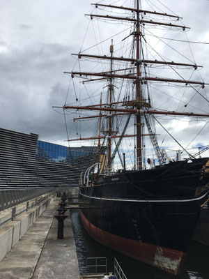 The RRS Discovery in front of the V&A Museum in Dundee