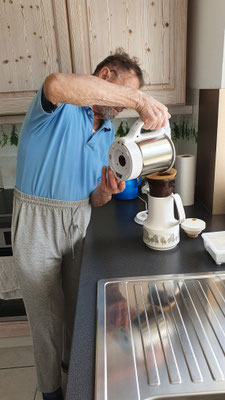 In der Küche gibt's frisch gebrühten Kaffee.