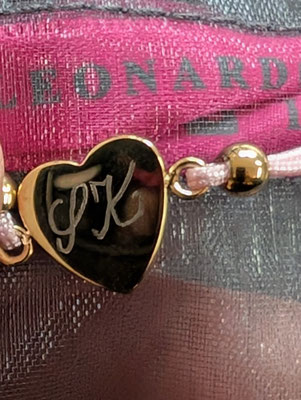 Live Event Artist Sigrid Bengel mit von Hand graviertem Bracelet für Intimissimi Lingerie