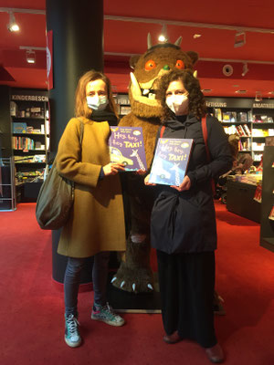 Illustratorin Katja Spitzer und Grafikerin Paulina Pysz im Kaufhaus Dussmann in Berlin
