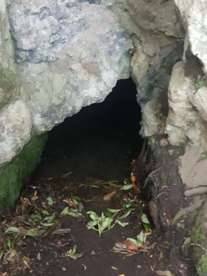 eine Quelle in einer Höhle