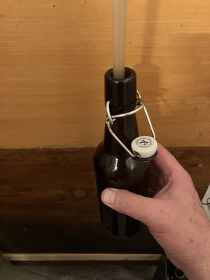 Flaschenabfüllung mit Abfüllröhrchen