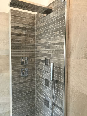 Bagno doccia - Interno doccia con soffione a cascata e idrogetti a parete