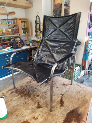 Eichenberger Stuhl Schrauben ersetzt und Leder aufgefrischt