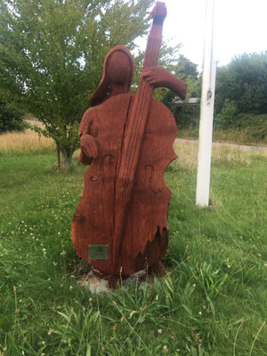 Skulptur aus Holz vor dem Ro Club Dyvig