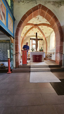 Pfarrer Michael Kuhnke erläutert die Geschichte der kleinen und farbenprächtigen Kirche in Ober-Seemen.