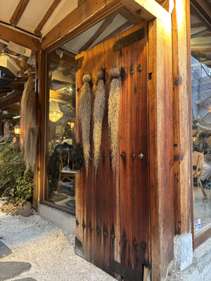 益善洞おしゃれな扉のカフェ