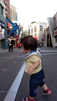 練り歩く赤ちゃんの写真