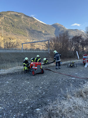 Motorspritze wird bereit gestellt