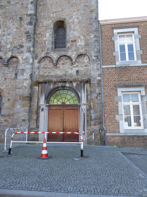 De toegangsdeur van de Abdijkerk van Rolduc - de goudgele energielijn loopt tussen de papiertjes door de kerk in - inderdaad soms ben ik een beetje burgerlijk ongehoorzaam.