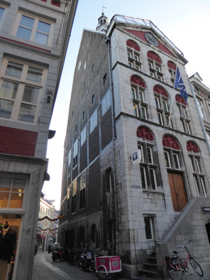 191205 Maastricht - Het vijftiende-eeuwse Dinghuis huisvest tegenwoordig de VVV.