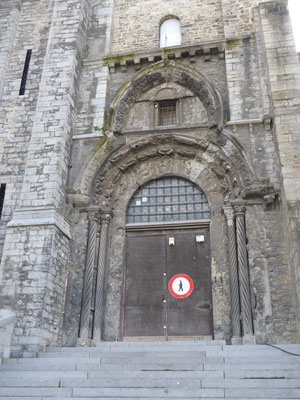 Tournai - Onze-Lieve-Vrouwekathedraal - Mantiliusportaal... geen toegang.