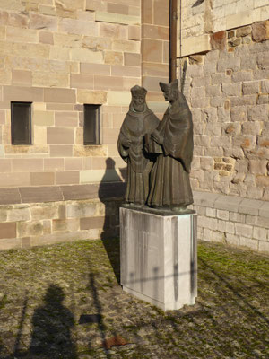 191205 Beeld door Jef Courtens (1993). Rond 550 bouwen Sint-Monulphus en Sint-Gondulphus de eerste stenen kerk boven het graf van Sint-Servaas.