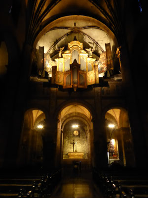 191205 Westwerk met orgeltribune in de Onze Lieve Vrouwebasiliek van Maastricht.