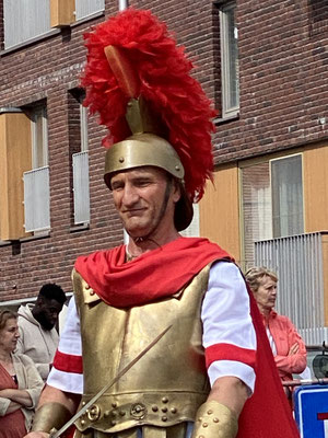 Opwijk - 26 juni 2022 - Sint-Paulus-Paardenprocessie: als dit geen reincarnatie is van een Romeins soldaat dan weet ik het niet meer.
