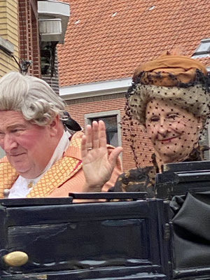 Opwijk - Sint-Paulus-Paardenprocessie - 26 juni 2022 - Pelgrims bezoeken in hun koets de Sint-Pauluskerk.