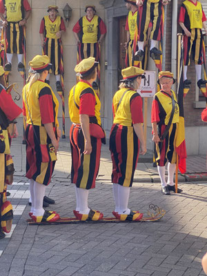 De  blokkenloopsters van de folkloristische Vereniging 'De Koninklijke Steltenlopers van Merchtem'. Foto: Thea-Warrior, 24 juni 2022.