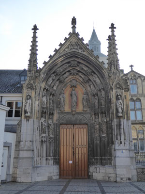 191205 Maastricht - Sint-Servaasbasiliek - Noordportaal met neogotische heiligenbeelden.