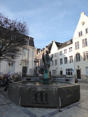 191205 Maastricht - Keizer Karelplein met de Sint-Servaasfontein door Alfons Boosten en Charles Vos (1934).
