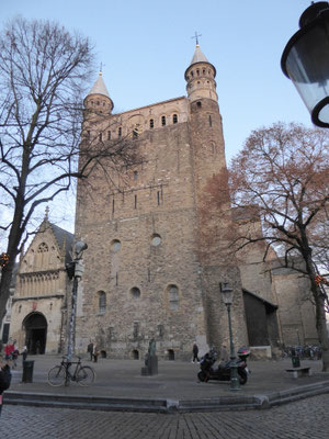 Onze-Lieve-Vrouwebasiliek - Noordwestelijk portaal en westwerk.