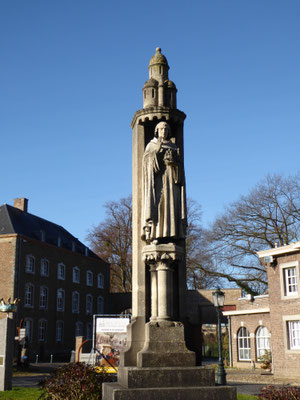 Voorplein Rolduc - het monument voor Ailbertus d'Antoing uit 1904 staat bovenop de goudgele energielijn.