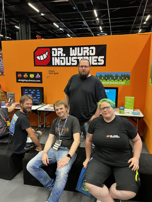 Das Team von Dr. Wuro Industries ist auf diesem Bild zur Männerquatsch Podcast [Sonderfolge] Gamescom 2022: Der Retro Rundgang, alle Aussteller zu sehen.