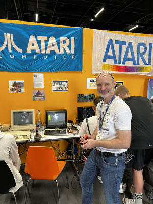 Stefan von Bitte-8-Bit und ABBUC e.V. ist auf diesem Bild zur Männerquatsch Podcast [Sonderfolge] Gamescom 2022: Der Retro Rundgang, alle Aussteller zu sehen.