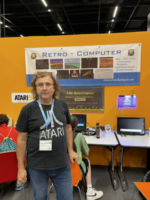 Christian von 8-Bit Retro Computer ist auf diesem Bild zur Männerquatsch Podcast [Sonderfolge] Gamescom 2022: Der Retro Rundgang, alle Aussteller zu sehen.