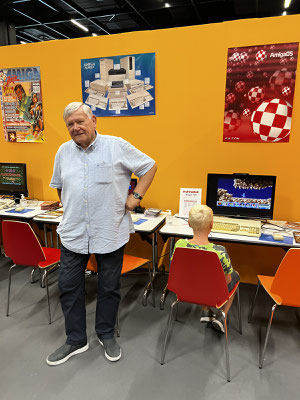 Die Commodore Legende Petro Tyschtschenko ist auf diesem Bild zur Männerquatsch Podcast [Sonderfolge] Gamescom 2022: Der Retro Rundgang, alle Aussteller zu sehen.