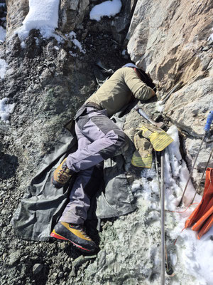 Christian an der Arbeit, Kluft am Brunnifirn, Oberalpstockgebiet, Uri, Schweiz
