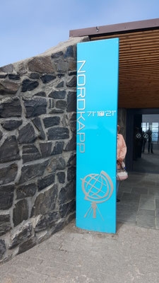 Nordkapp Wilkommenschild am eingang zur Austellung 