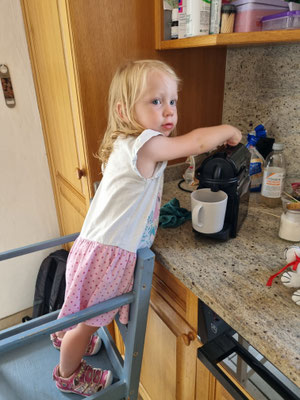 jüngsten Familienmitglied ein feiner Kaffee offeriert.