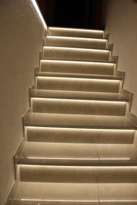 Fertige Treppe mit LED Beleuchtung