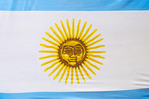 Die Sonne auf der argentinischen Flagge stammt aus der Inka Mythologie und zierte schon die ersten argentinischen Münzen.