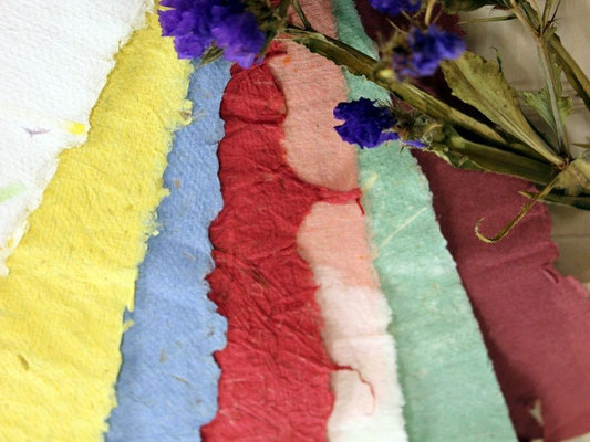 Farbige selbstgemachte Papierbögen für den Workshop "Papierschöpfen" nähe Oldenburg.