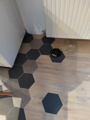 Pose carrelage imitation parquet avec incrustation d un carrelage exagonal ( type carreau de ciment) de la cuisine