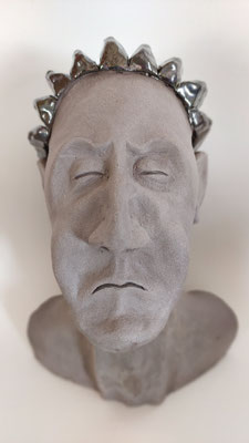 "Ich bin dagegen" Keramik aus dunklem Ton teilweise glasiert,  24cm hoch