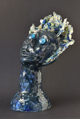 "Der Blauäugige" Keramik aus weißem Ton bunt glasiert mit Glasaugen, 28cm hoch