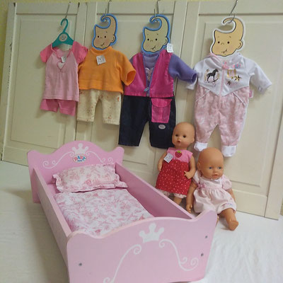 BabyBorn Puppenbett, ca. 50x30 cm (K785) € 16,- / Babypuppe Götz, ca. 30 cm , rotes Kleid (K781-23) € 4,- / Babypuppe mit Stoffkörper, ca. 35 cm, rosa Kleid (K785) € 5,-