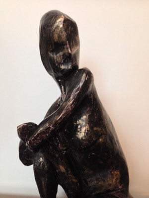 caroline vallas coupé_terre cuite patinée_40cm_femme en noir_2016