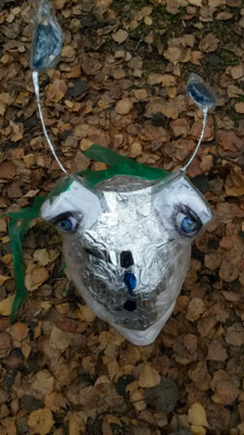 Masken oder Kopfschmuck aus Verpackungsmaterialien designen und herstellen