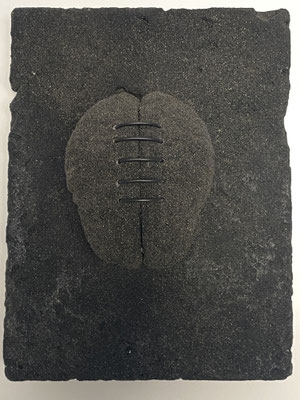 Brainbridge, 2023/24, 40 x 30 cm (Tuffstein, Hirnmodell, Silikonschnur, Lavasand)