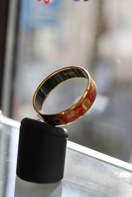 Hermes-Armreif, rites Emaille mit gelben Geparden, feuervergoldet