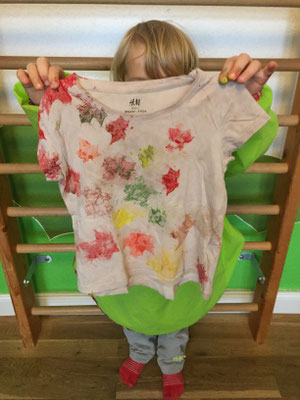Das Gestalten und Upcycling von Kleidung hat in unserem Herbstprojekt mehrfach Anwendung gefunden. Wir haben Holunderbeeren in unsere Shirts eingerieben und druckten darauf im Anschluss gesammelte Blätter.