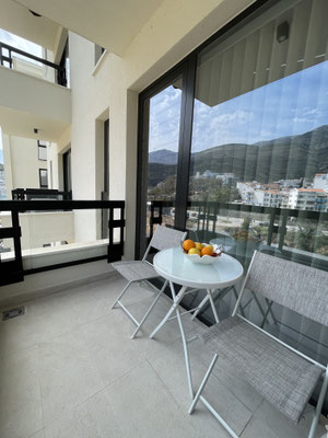 Privatni balkon sa garniturom za miran odmor.