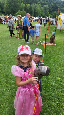 Burgherrin mit Panzerfaust :-)
