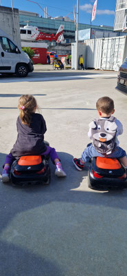 Ar Bea zum BobbyCar fahre :-)