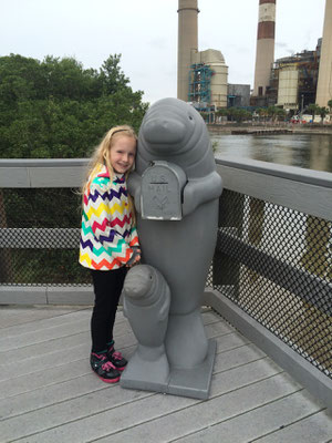 Natalie liebt diesen Manatee-Briefkasten :)