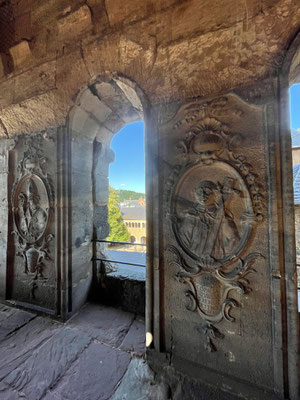 Wer genau hinsieht, erkennt die feingearbeiteten Reliefs in den oberen Geschossen. Die Porta Nigra blieb uns als Kirche erhalten.